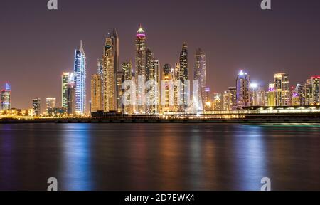 Vue sur UNE marina de Dubaï la nuit. Prise de vue réalisée à partir de Palm Jumeirah, île artificielle. Dubaï, Émirats arabes Unis. À l'extérieur. Banque D'Images