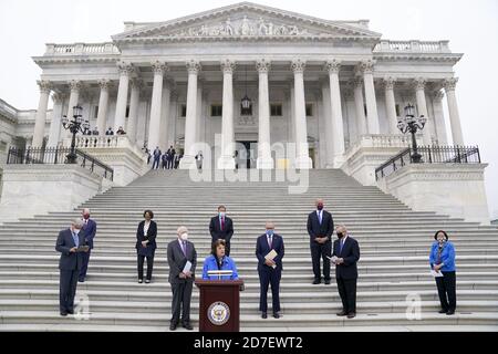 Washington, États-Unis. 22 octobre 2020. La sénatrice démocrate Dianne Feinstein parle des pas du Capitole des États-Unis lors d'une conférence de presse après que les Démocrates aient boycotté l'audience de la Commission judiciaire du Sénat sur la nomination de la juge Amy Coney Barrett à la Cour suprême des États-Unis le jeudi 22 octobre 2020 à Washington, DC. La Commission judiciaire du Sénat a voté en faveur de la nomination du juge Barrett. Photo de Leigh Vogel/UPI crédit: UPI/Alay Live News Banque D'Images