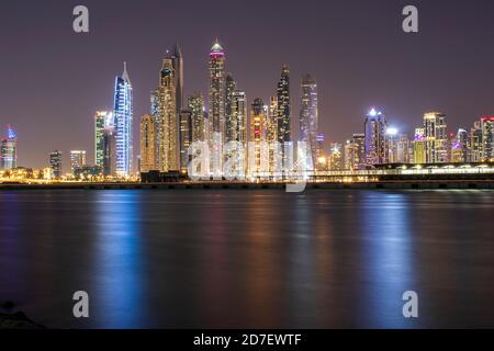 Vue sur UNE marina de Dubaï la nuit. Prise de vue réalisée à partir de Palm Jumeirah, île artificielle. Dubaï, Émirats arabes Unis. À l'extérieur. Banque D'Images