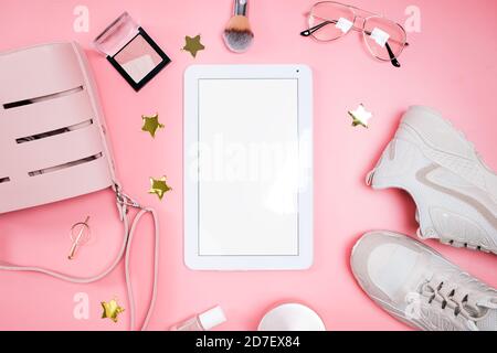 Tendance plat sur fond rose. Banque D'Images
