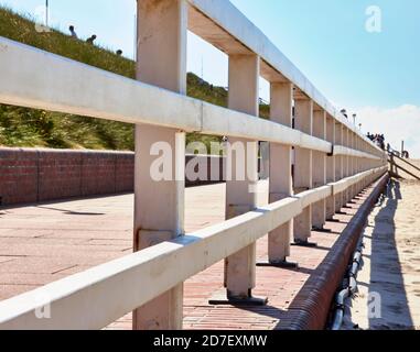 Balustrade en bois blanc sur la promenade de la plage de Westerland, Sylt, Allemagne Banque D'Images