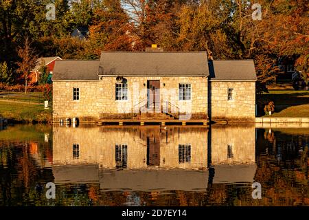 Frederick, MD, Etats-Unis 10/13/2020: La maison historique en pierre du lac Culler à Baker Park en automne. Arrière-plan a prairie, arbres, couleurs d'automne W Banque D'Images