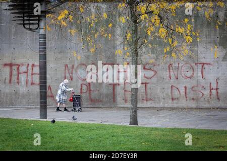 Manchester, Royaume-Uni. 22 octobre 2020. Un membre du public passe devant des graffitis pulvérisés sur un mur qui met en lumière l'inquiétude croissante autour de l'impact des fermetures locales. Aujourd'hui est le dernier jour de commerce pour certaines entreprises locales, car un verrouillage de niveau 3 a été appliqué sur la ville et la région environnante, pour essayer de ralentir la propagation de COVID-19. Credit: Andy Barton/Alay Live News Banque D'Images