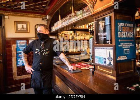 Manchester, Royaume-Uni. 22 octobre 2020. Tor commence son quart de travail au pub Britons protection avant que la ville ne passe au niveau 3 d'un confinement local. Aujourd'hui est le dernier jour de commerce pour certaines entreprises locales, car un verrouillage de niveau 3 a été appliqué sur la ville et la région environnante, pour essayer de ralentir la propagation de COVID-19. Credit: Andy Barton/Alay Live News Banque D'Images