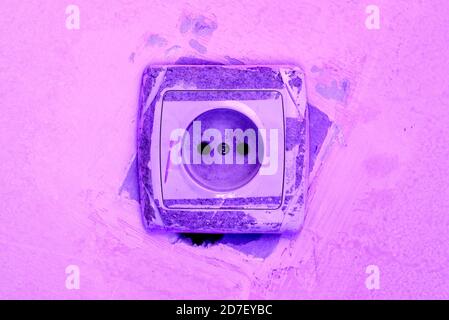 Une prise électrique avec des points de déformation de couleur pyrple. Banque D'Images