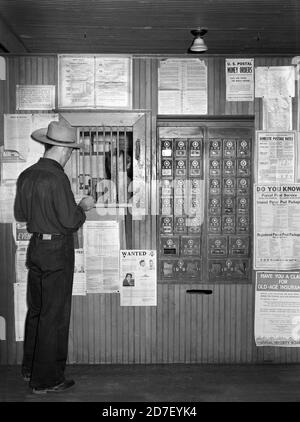 Bureau de poste dans le magasin général, Birney, Montana, États-Unis, Arthur Rostein, Office of War information des États-Unis, juin 1939 Banque D'Images