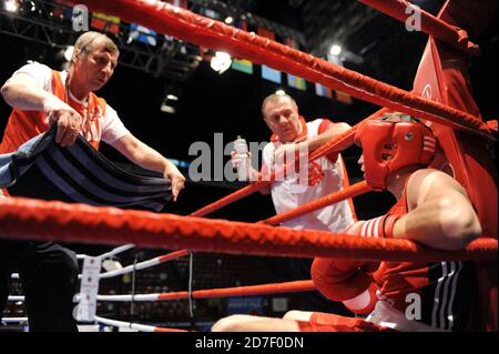 Boxeur et entraîneur à l'anneau d'angle, duirng un match de boxe amateur pendant l'AIBA World Boxing Champioship à Milan 2009. Banque D'Images