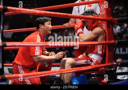 Boxeur et entraîneur à l'anneau d'angle, duirng un match de boxe amateur pendant l'AIBA World Boxing Champioship à Milan 2009. Banque D'Images