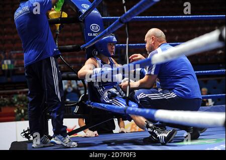 Boxeur et entraîneur à l'anneau d'angle, duirng un match de boxe amateur pendant l'AIBA World Boxing Champioship à Milan 2009. Banque D'Images