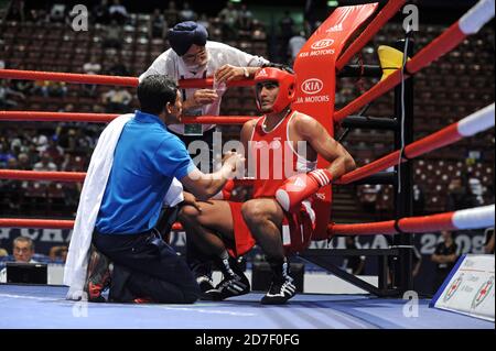 Boxeur et entraîneur à l'anneau d'angle, duirng un match de boxe amateur pendant l'AIBA World Boxing Champioship à Milan 2009. Banque D'Images