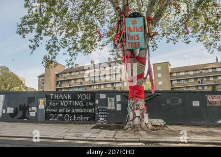 London, Royaume-Uni, 14 octobre 2020. « Merci d'avoir voté » déclare une bannière à Woodberry Grove, Londres, Royaume-Uni. L'abattage prévu du majestueux arbre « Happy Man Tree », âgé de 150 ans, a déclenché des manifestations de rue et l'occupation physique de l'arbre entre mai et août 2020. Malgré une décision du tribunal, l'arbre a été sélectionné comme arbre de l'année par Woodland Trust, puis a reçu le prix le 22 octobre 2020. Alors que le Conseil soutient que «les militants ne s'occupent que d'un seul arbre et rien d'autre.» Le point de vue des résidents est qu'ils méritent tous les deux, « des arbres et des maisons ». Sabrina Merolla/Alamy Banque D'Images