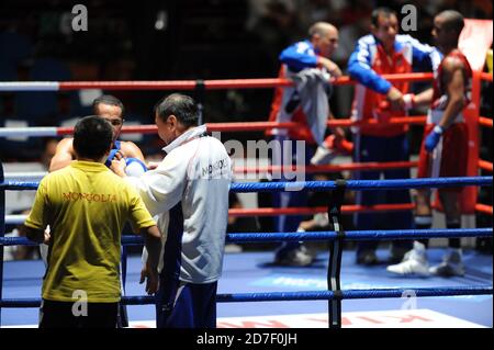 Boxeur et entraîneur à l'anneau d'angle, duirng un match de boxe amateur pendant l'AIBA World Boxing Champioship à Milan 2009. Banque D'Images