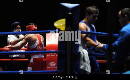 Boxeur et entraîneur à l'anneau d'angle, duirng un match de boxe amateur pendant l'AIBA World Boxing Champioship à Milan 2009. Banque D'Images