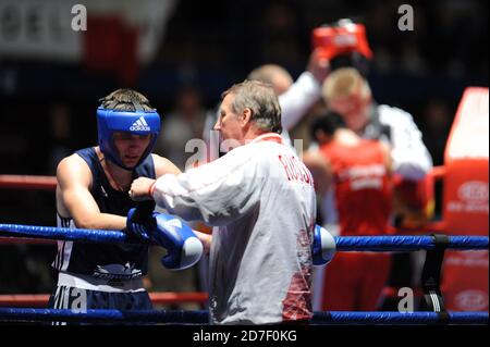 Boxeur et entraîneur à l'anneau d'angle, duirng un match de boxe amateur pendant l'AIBA World Boxing Champioship à Milan 2009. Banque D'Images