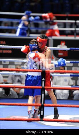 Simultanément des matchs de boxe amateur pendant l'AIBA World Boxing Champioship à Milan 2009. Banque D'Images