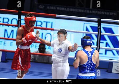 Refero femelle lors d'un match de boxe de mateur pendant le Champioship de boxe de l'AIBA World à Milan 2009. Banque D'Images