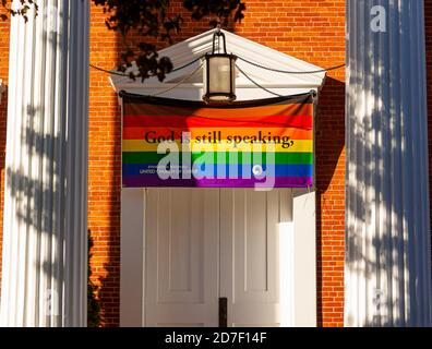 Frederick, MD, USA 10/13/2020: Gros plan de la porte de l'Église unie évangélique réformée du Christ avec un grand drapeau LGBT qui dit G. Banque D'Images