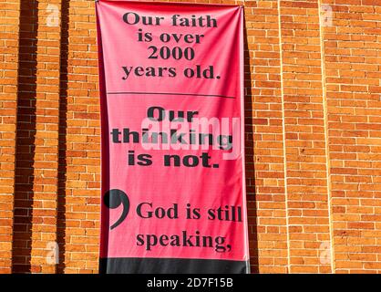 Frederick, MD, USA 10/13/2020: Une bannière sur le mur extérieur de l'Église unie du Christ donne un message moderne et accueillant disant que leur pensée est terminée Banque D'Images