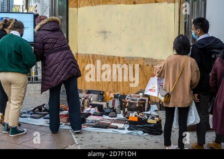 Un fournisseur met en place un magasin de vente de marchandises contrefaites à Herald Square, à New York, le dimanche 18 octobre 2020. (© Richard B. Levine) Banque D'Images