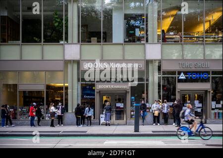 Les clients attendent en ligne pour entrer dans la librairie Kinokuniya à New York le dimanche 18 octobre 2020. (© Richard B. Levine) Banque D'Images