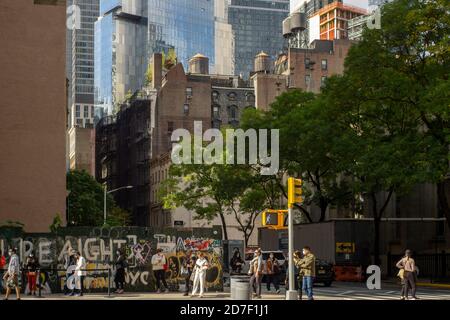 Les clients les plus exigeants se font la queue devant le magasin de vente d'échantillons de 260 à New York le dimanche 18 octobre 2020. (© Richard B. Levine) Banque D'Images