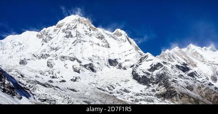 Vue sur les montagnes népalaises au lever du soleil. Paysage de montagne d'hiver. Camp de base Annapurna. Paysage, fond naturel Banque D'Images