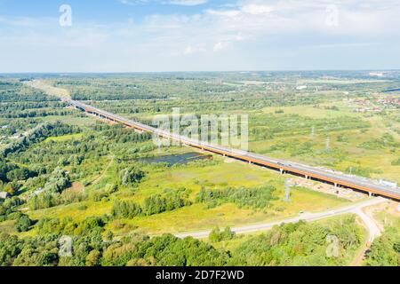 Vue aérienne de la construction du pont routier sur l'autoroute à campagne Banque D'Images