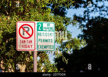 Panneaux de signalisation côte à côte indiquant l'absence de stationnement le vendredi et l'autre indiquant un maximum de 2 heures de stationnement à l'exception des titulaires de permis de séjour. Rue parki Banque D'Images