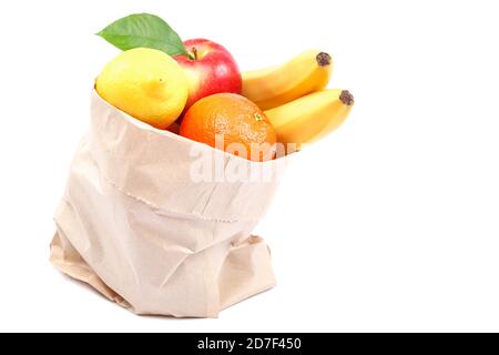 Bananes fraîches, citron, mandarines, pommes dans un sac en papier isolé sur fond blanc. Banque D'Images