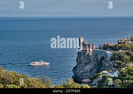 Magnifique paysage de mer. Le Swallow's Nest est un château décoratif situé près de la ville thermale de Yalta, dans la péninsule de Crimée. Banque D'Images