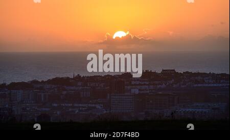 Brighton UK 22 octobre 2020 - le soleil se couche sur Brighton vu de Tenantry à l'est de la ville comme le temps instable est prévu pour se répandre à travers la Grande-Bretagne au cours des prochains jours : Credit Simon Dack / Alamy Live News Banque D'Images