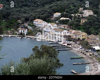 Vue sur le port traditionnel du village grec d'Agios Stefanos, Corfou, Grèce Banque D'Images