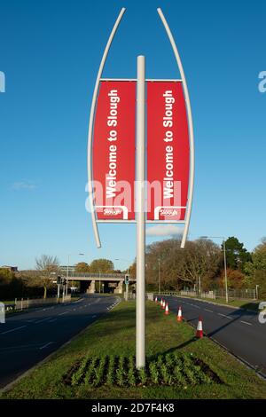 Slough, Berkshire, Royaume-Uni. 22 octobre 2020. Matt Hancock a annoncé aujourd'hui au Parlement que Slough allait passer aux restrictions Covid-19 niveau 2 à partir de 12 heures du matin ce samedi, suite à une forte augmentation des cas Covid-19 postifs au cours des dernières semaines. Cela signifie que les personnes de différents ménages ne seront pas en mesure de se mélanger socialement à l'intérieur. Slough a été le premier à aller et à marcher dans le centre de tests hybrides Covid-19 dans le pays où les gens pouvaient juste se présenter pour obtenir un test Covid-19. Cependant, ce n'est plus le cas et les tests à Slough peuvent maintenant se faire sur rendez-vous réservé seulement. Crédit: Maur Banque D'Images