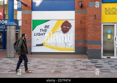 Slough, Berkshire, Royaume-Uni. 22 octobre 2020. Matt Hancock a annoncé aujourd'hui au Parlement que Slough allait passer aux restrictions Covid-19 niveau 2 à partir de 12 heures du matin ce samedi, suite à une forte augmentation des cas Covid-19 postifs au cours des dernières semaines. Cela signifie que les personnes de différents ménages ne seront pas en mesure de se mélanger socialement à l'intérieur. Slough a été le premier à aller et à marcher dans le centre de tests hybrides Covid-19 dans le pays où les gens pouvaient juste se présenter pour obtenir un test Covid-19. Cependant, ce n'est plus le cas et les tests à Slough peuvent maintenant se faire sur rendez-vous réservé seulement. Crédit: Maur Banque D'Images