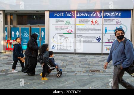 Slough, Berkshire, Royaume-Uni. 22 octobre 2020. Matt Hancock a annoncé aujourd'hui au Parlement que Slough allait passer aux restrictions Covid-19 niveau 2 à partir de 12 heures du matin ce samedi, suite à une forte augmentation des cas Covid-19 postifs au cours des dernières semaines. Cela signifie que les personnes de différents ménages ne seront pas en mesure de se mélanger socialement à l'intérieur. Slough a été le premier à aller et à marcher dans le centre de tests hybrides Covid-19 dans le pays où les gens pouvaient juste se présenter pour obtenir un test Covid-19. Cependant, ce n'est plus le cas et les tests à Slough peuvent maintenant se faire sur rendez-vous réservé seulement. Crédit: Maur Banque D'Images