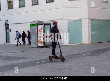 Slough, Berkshire, Royaume-Uni. 22 octobre 2020. Matt Hancock a annoncé aujourd'hui au Parlement que Slough allait passer aux restrictions Covid-19 niveau 2 à partir de 12 heures du matin ce samedi, suite à une forte augmentation des cas Covid-19 postifs au cours des dernières semaines. Cela signifie que les personnes de différents ménages ne seront pas en mesure de se mélanger socialement à l'intérieur. Slough a été le premier à aller et à marcher dans le centre de tests hybrides Covid-19 dans le pays où les gens pouvaient juste se présenter pour obtenir un test Covid-19. Cependant, ce n'est plus le cas et les tests à Slough peuvent maintenant se faire sur rendez-vous réservé seulement. Crédit: Maur Banque D'Images