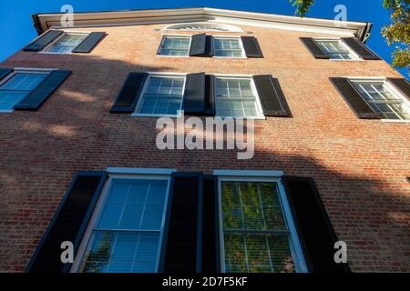 Frederick, MD, USA: 10/13/2020: Un immeuble d'appartements en brique dans le centre-ville de Frederick avec de grandes fenêtres et des volets noirs. Le bâtiment résidentiel Banque D'Images