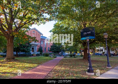 Frederick, MD, USA 10/13/2020: Le parc en face de l'hôtel de ville . Il y a des arbres, des champs d'herbe, des sentiers de randonnée, un panneau et l'historique Banque D'Images