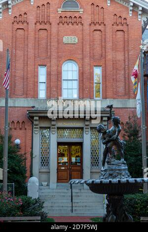 Frederick, MD, USA 10/13/2020: Le bâtiment historique de l'hôtel de ville du comté de Frederick qui a été construit sur 1862. Le bâtiment en brique avec fenêtres voûtées hav Banque D'Images