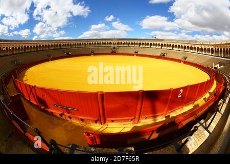 Plaza de Toros à Séville, Espagne. Le jaune du sable et le rouge de la clôture sont les couleurs du drapeau espagnol. Banque D'Images