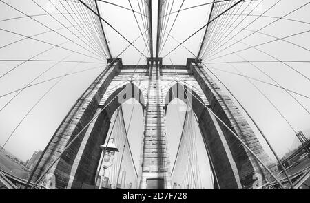 Photo de l'objectif noir et blanc au fisheye du pont de Brooklyn, New York City, États-Unis. Banque D'Images