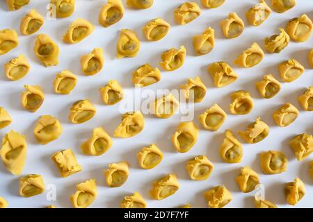 Table de tortellini artisanaux italiens Banque D'Images