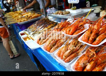 Crevettes grillées en vente à Bangkok Banque D'Images