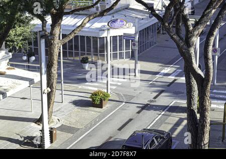 Riccione, ITA. 22 octobre 2020. (INT) nouvelles mesures restrictives en Italie dans un contexte d'augmentation des cas de Covid-19. 22 octobre 2020, Riccione, Italie : la situation des infections en Italie est une grande préoccupation pour les Italiens et l'économie italienne, la courbe des patients hospitalisés et la thérapie est en augmentation et la crainte de saturation de ces derniers dans les jours à venir est grande. Par conséquent, de nouvelles mesures restrictives arrivent de plusieurs régions : Lombardie, Campanie, Ligurie, Piémont et Latium. Par exemple, en Lombardie à Milan, qui a la majorité des cas de coronavirus, il y a un couvre-feu de 11 heures à 5 heures du matin Banque D'Images