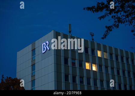 Munich, Allemagne. 22 octobre 2020. La lumière brille dans les bureaux du Bayerischer Rundfunk à Unterföhring. Crédit : Lino Mirgeler/dpa/Alay Live News Banque D'Images