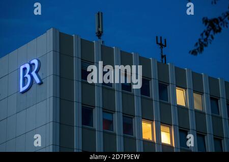 Munich, Allemagne. 22 octobre 2020. La lumière brille dans les bureaux du Bayerischer Rundfunk à Unterföhring. Crédit : Lino Mirgeler/dpa/Alay Live News Banque D'Images