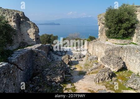 Ruines romaines Grotte di Catullo ou Grotto à Sirmione, Lac de Garde, Italie du Nord Banque D'Images