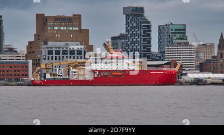 Le RRS Sir David Attenborough au bord de l'eau de Liverpool, classé au patrimoine mondial de l'UNESCO Le jour après avoir quitté les constructeurs de navires Cammell Laird à Birkenhead Banque D'Images