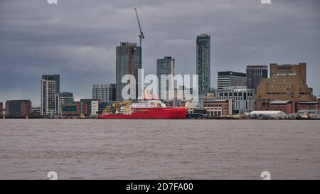 Le RRS Sir David Attenborough au bord de l'eau de Liverpool, classé au patrimoine mondial de l'UNESCO Le jour après avoir quitté les constructeurs de navires Cammell Laird à Birkenhead Banque D'Images