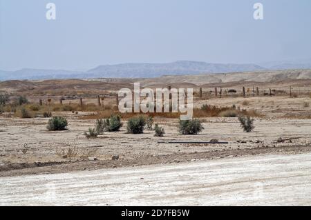 Qasr al-Yahud; Israël, Izrael, ישראל; Cisjordanie, désert de Judée, zone de la rivière Jordan près de la frontière jordanienne, barrières avertissant contre les mines. Banque D'Images